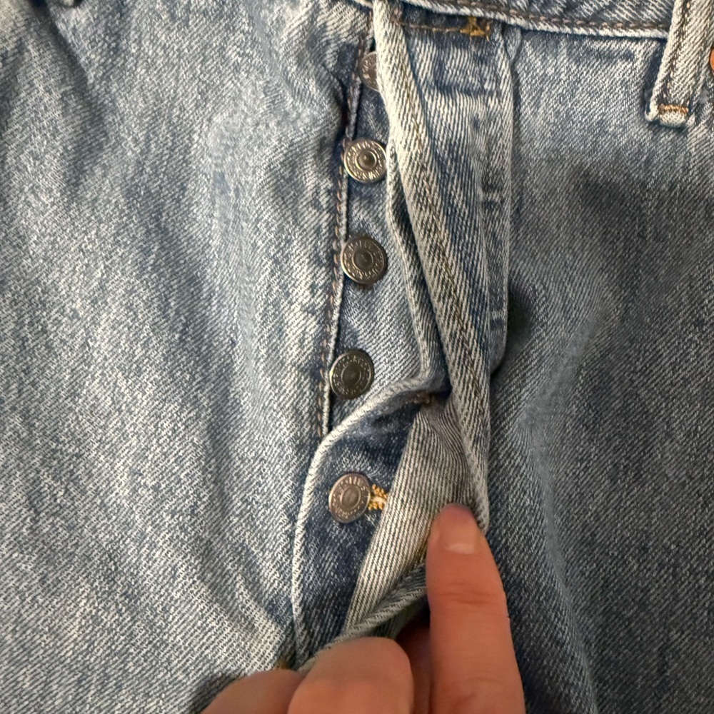 Levi’s 501 Original Straight Leg Button Fly Jeans W40 L30 Light Wash - Picture 2 of 5